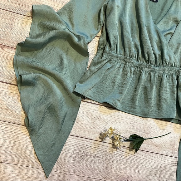 EXPRESS Cascading Sleeve Surplice Top - Picture 4 of 16